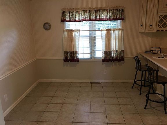 5th image of 826 Gloucester Dr