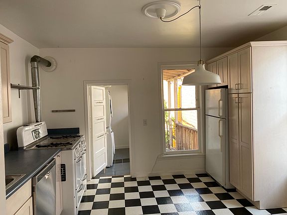 5th image of 317 Lexington St