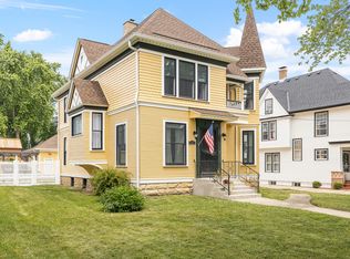 557 Garfield Ave, Aurora, IL 60506