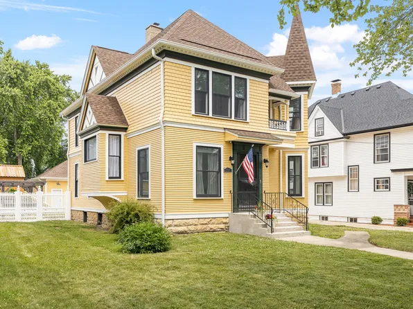 557 Garfield Ave, Aurora, IL 60506