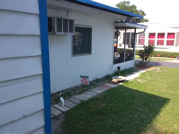5th image of 4847 Suzanne St