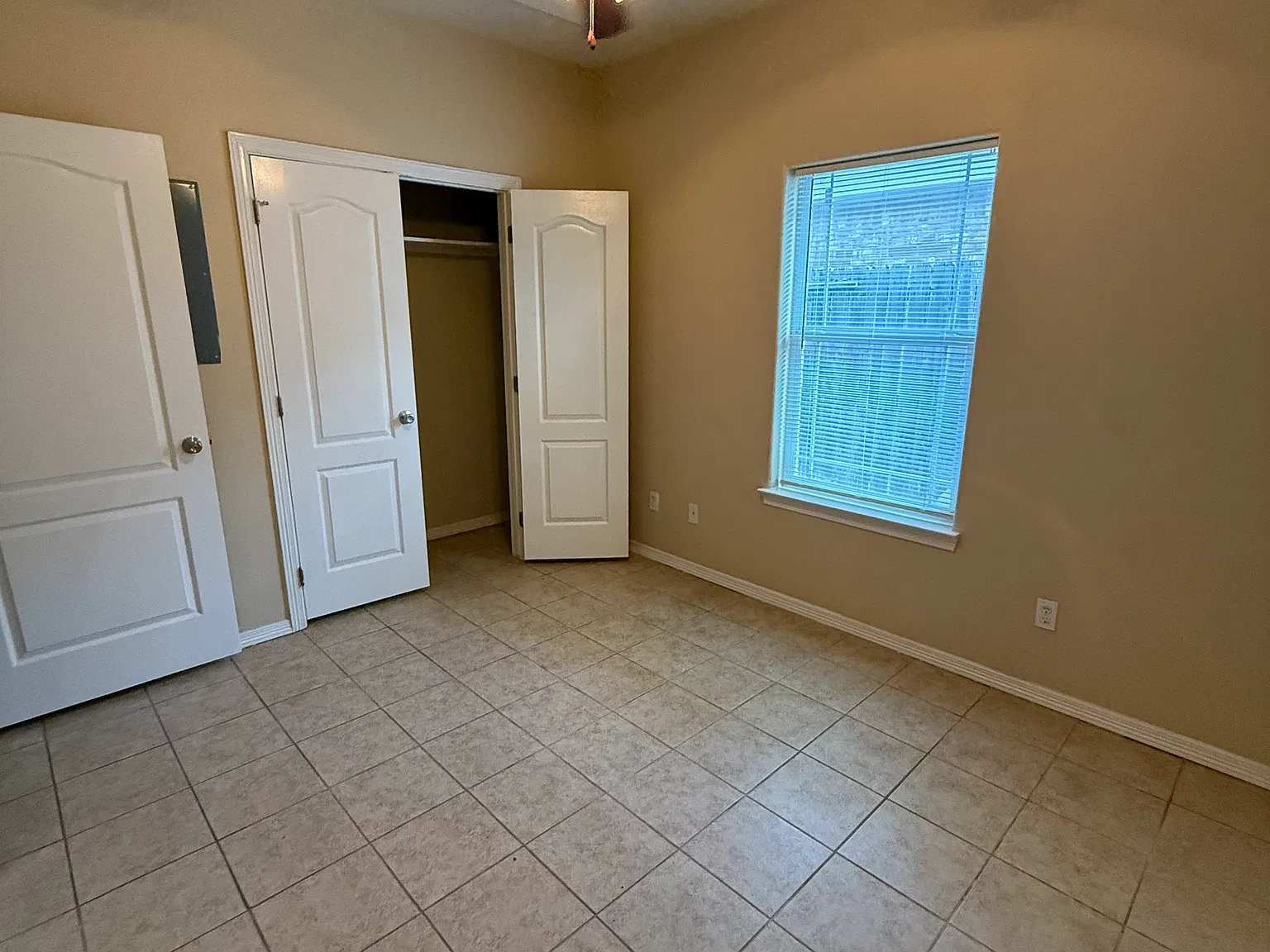 2 bed, 950 sqft, $875 — Photo 2