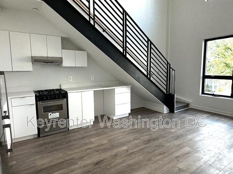 1 bed, 1.5 bath, 748 sqft, $2,700 — Photo 3