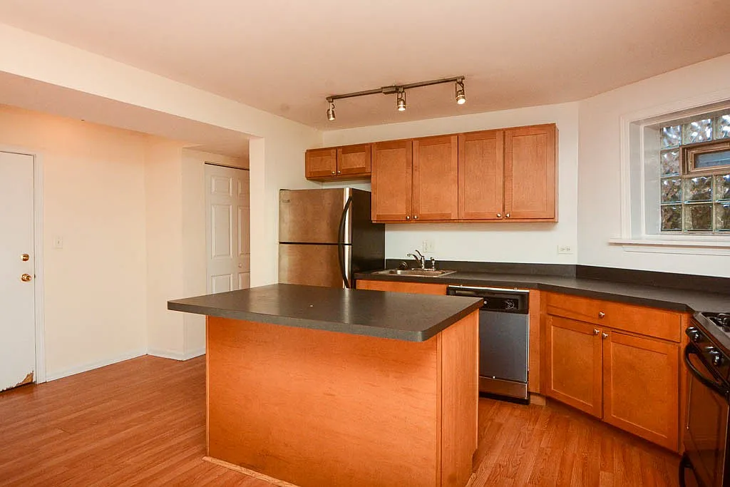 3 bed, 1.0 bath, 1288 sqft, $2,495 — Photo 4