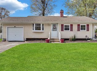 6 Norwalk Ln, Selden, NY 11784
