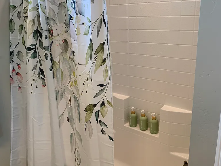 Shower/tub in the full bathroom