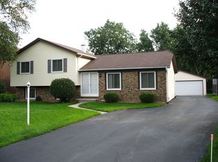 1822 Maplewood Dr, Lindenhurst, IL