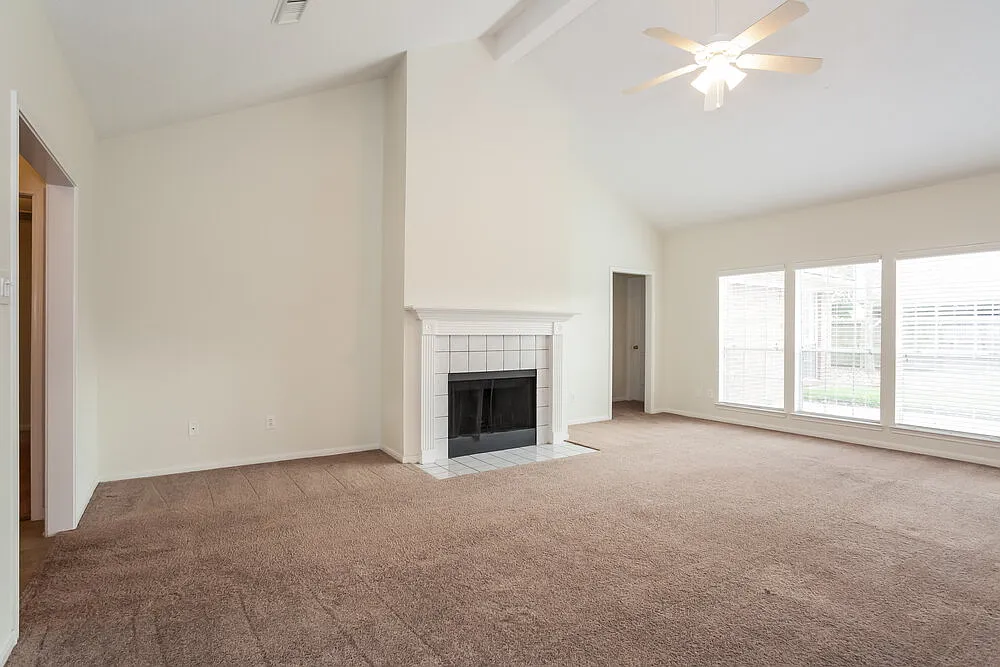 4 bed, 2.0 bath, 2365 sqft, $2,400 — Photo 3