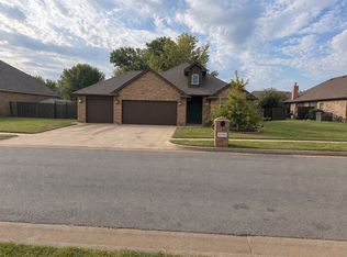 11104 SW 40th St, Mustang, OK 73064