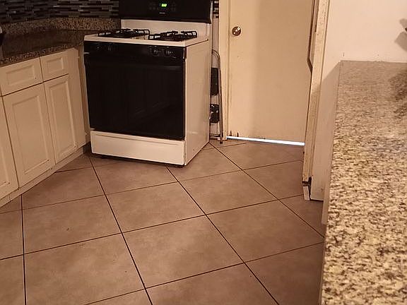 5th image of 834 Sandia Ave