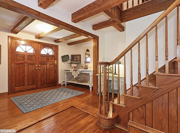 2nd image of 121 Indianwood Ln