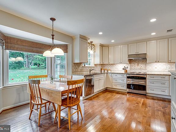 5th image of 4819 Hornbeam Dr