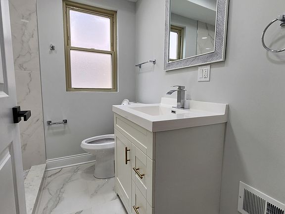 3rd image of 5623 W Roscoe St