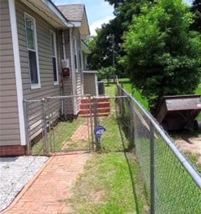 3rd image of 415 Pershing Ave