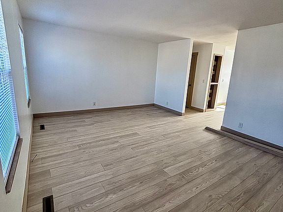 5th image of 900-902 E Kirkwood Dr