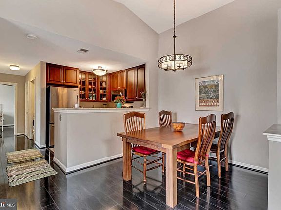 5th image of 6913 Victoria Dr