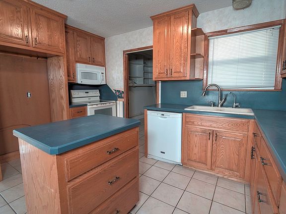 5th image of 306 SW 12th St