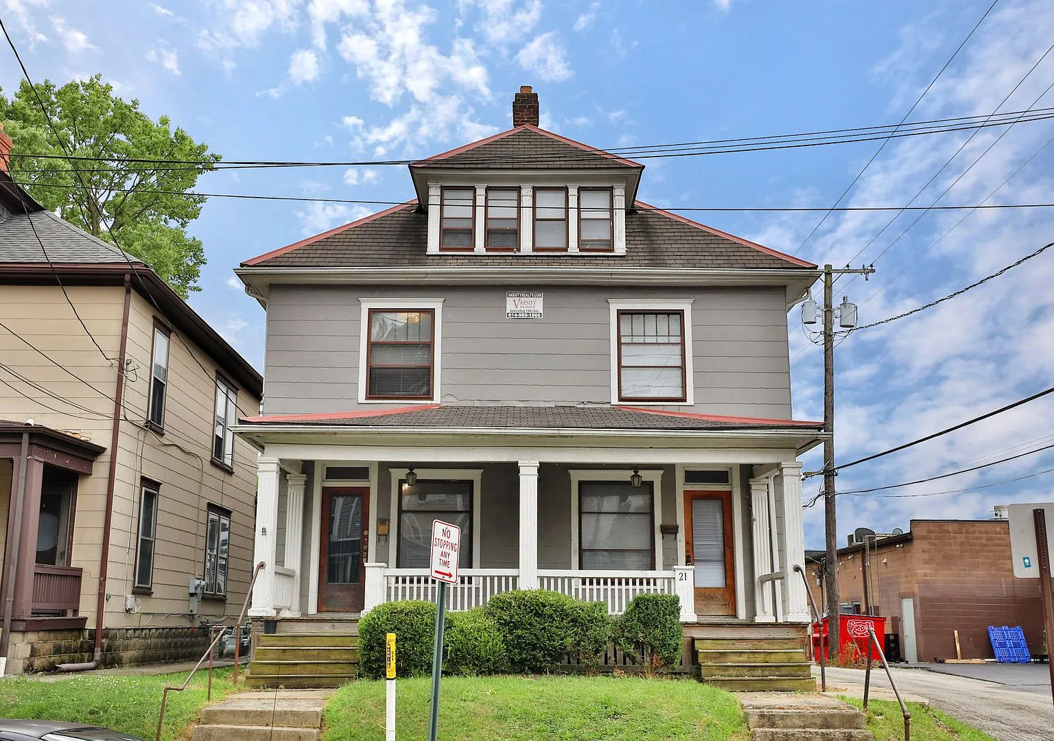 Large 4 Bedroom North Campus Townhouse - 1st house from High Street — Photo 1