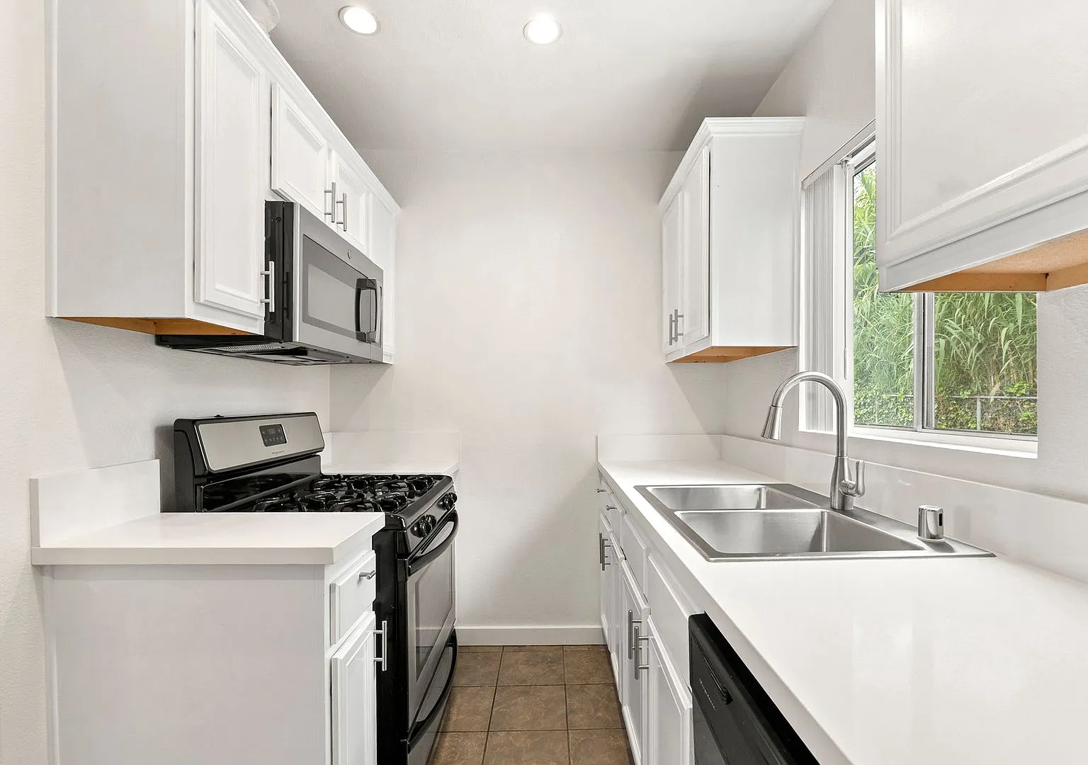 Renovated Bungalow in Prime Highland Park — Photo 1