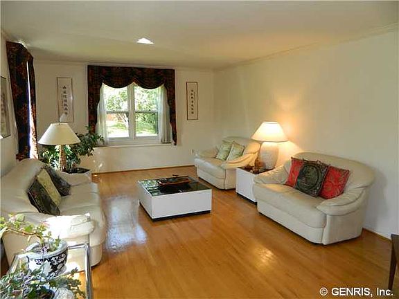 4th image of 19 Locke Dr