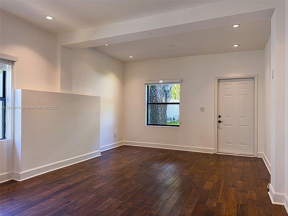 3rd image of 5938 NE 5th Ave #1