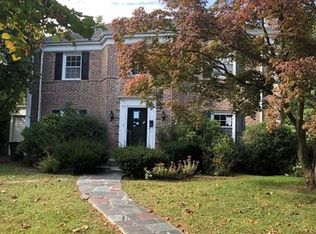 8 Stuyvesant Pl, Lawrence, NY 11559