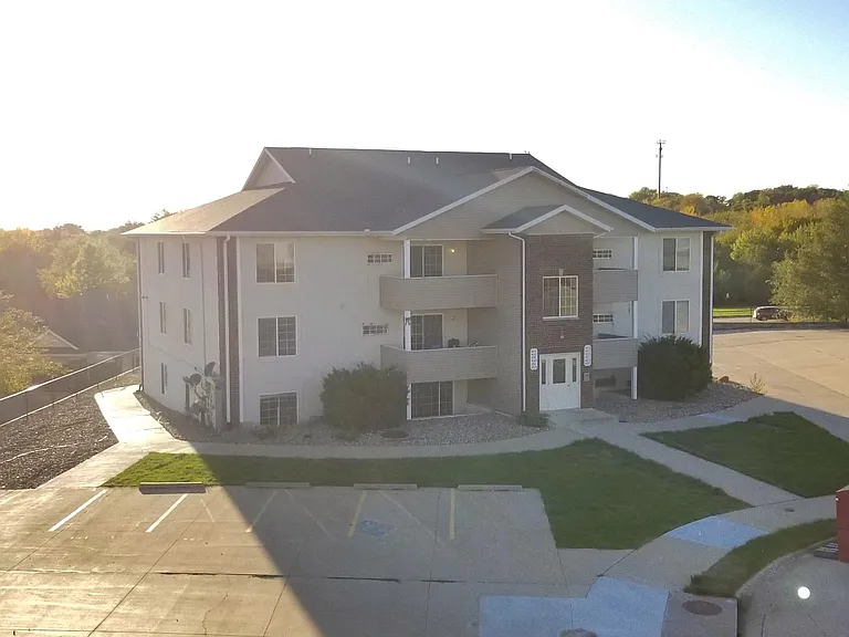 440 Iris Ct — Photo 1
