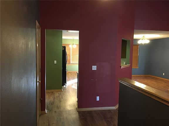 2nd image of 5 W Regent Ln