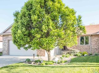 155 W Doral Ct, Sioux Falls, SD 57108