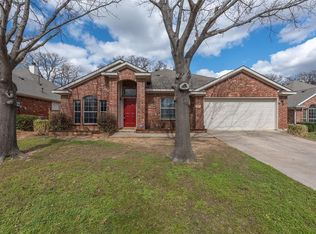 905 Stoneway Dr, Denton, TX 76210