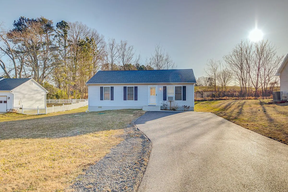 3 bed, 1.0 bath, 960 sqft, $1,950 — Photo 3