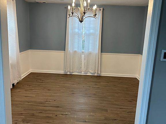 3rd image of 10 E Oak Ln