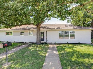 77 Regents Park Dr, Bedford, TX 76022