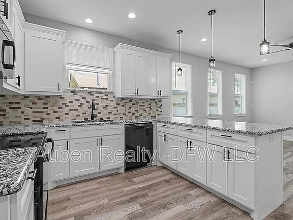 5th image of 1104 W Elm St
