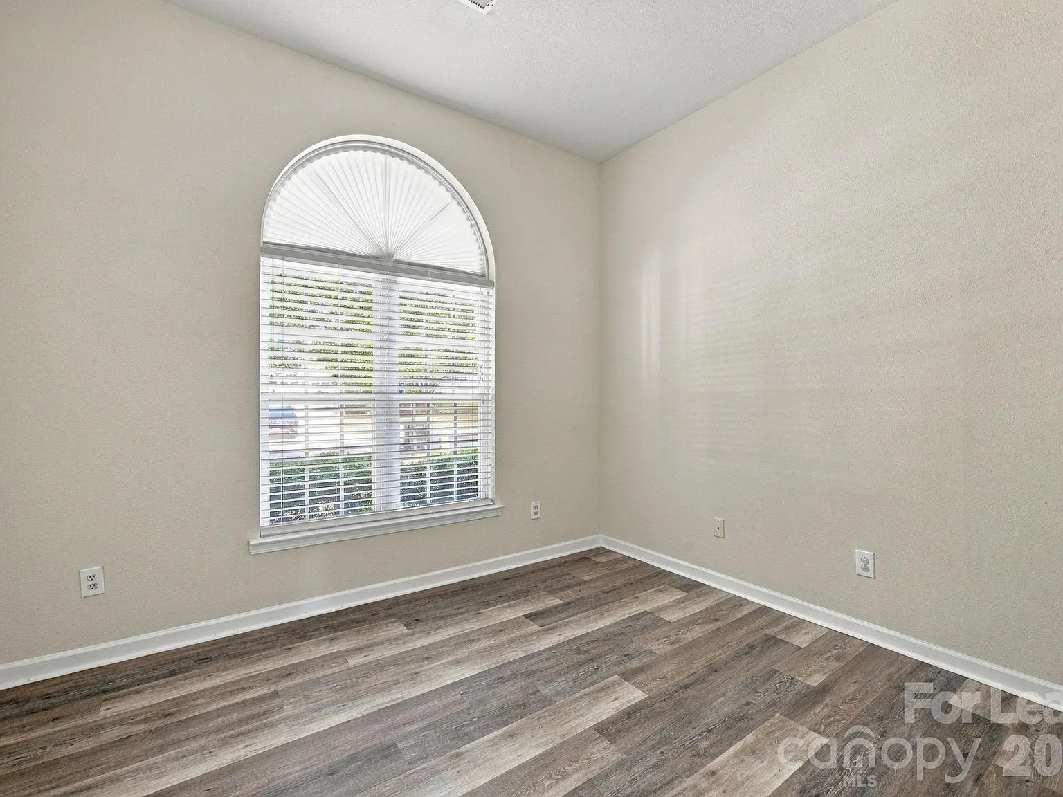 4 bed, 2.0 bath, 1902 sqft, $2,245 — Photo 4