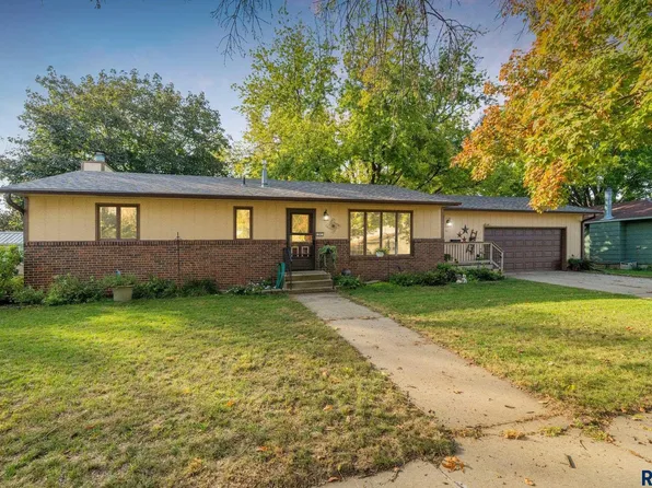 31 Park Ln, Canton, SD 57013