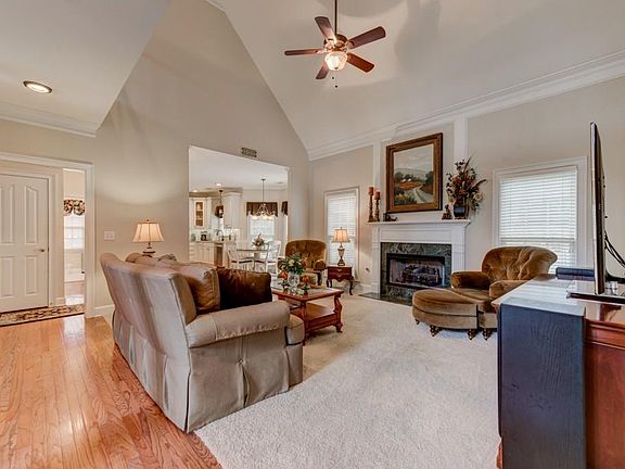 4th image of 698 Templeton Dr