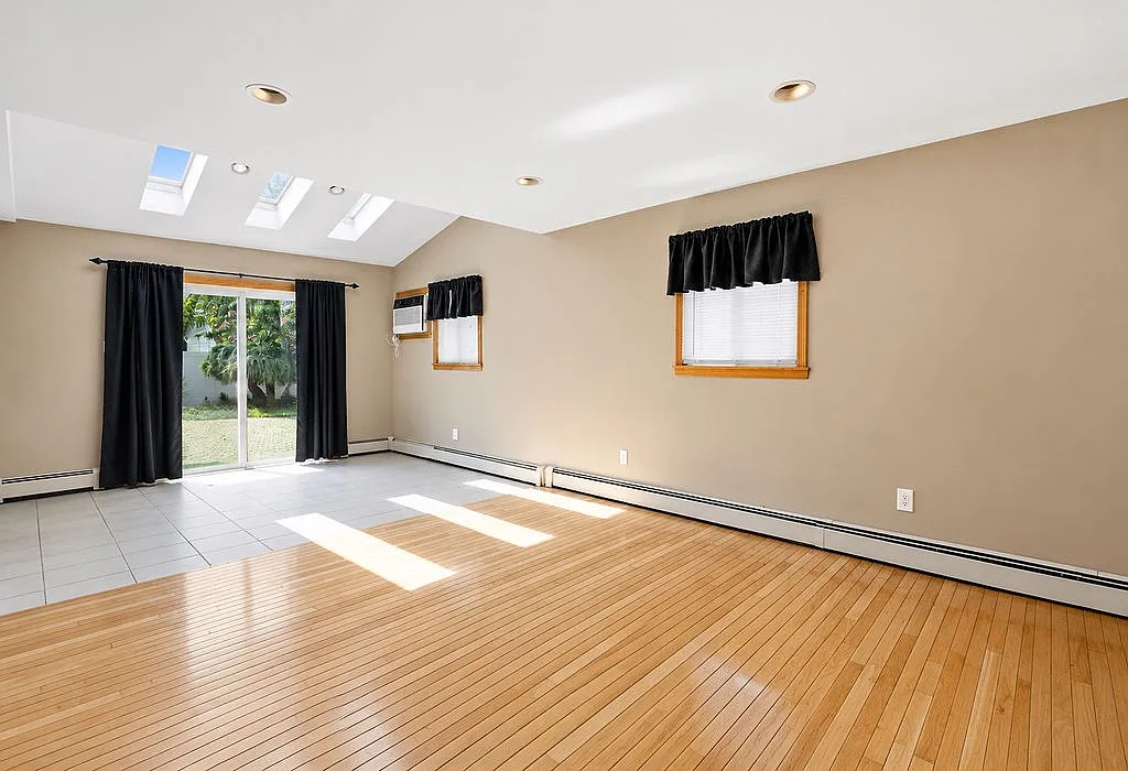 5 bed, 1920 sqft, $5,400 — Photo 3