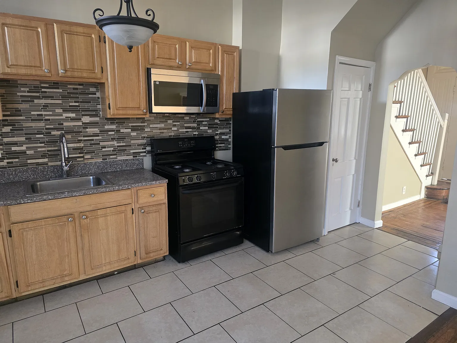 3 bed, 1.5 bath, 1920 sqft, $1,900 — Photo 2
