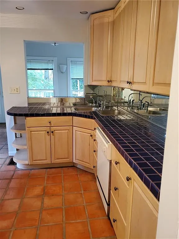3 bed, 1.0 bath, 1116 sqft, $2,395 — Photo 4