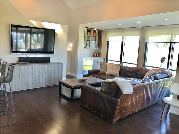 4th image of 318 NE Golfview Cir #318