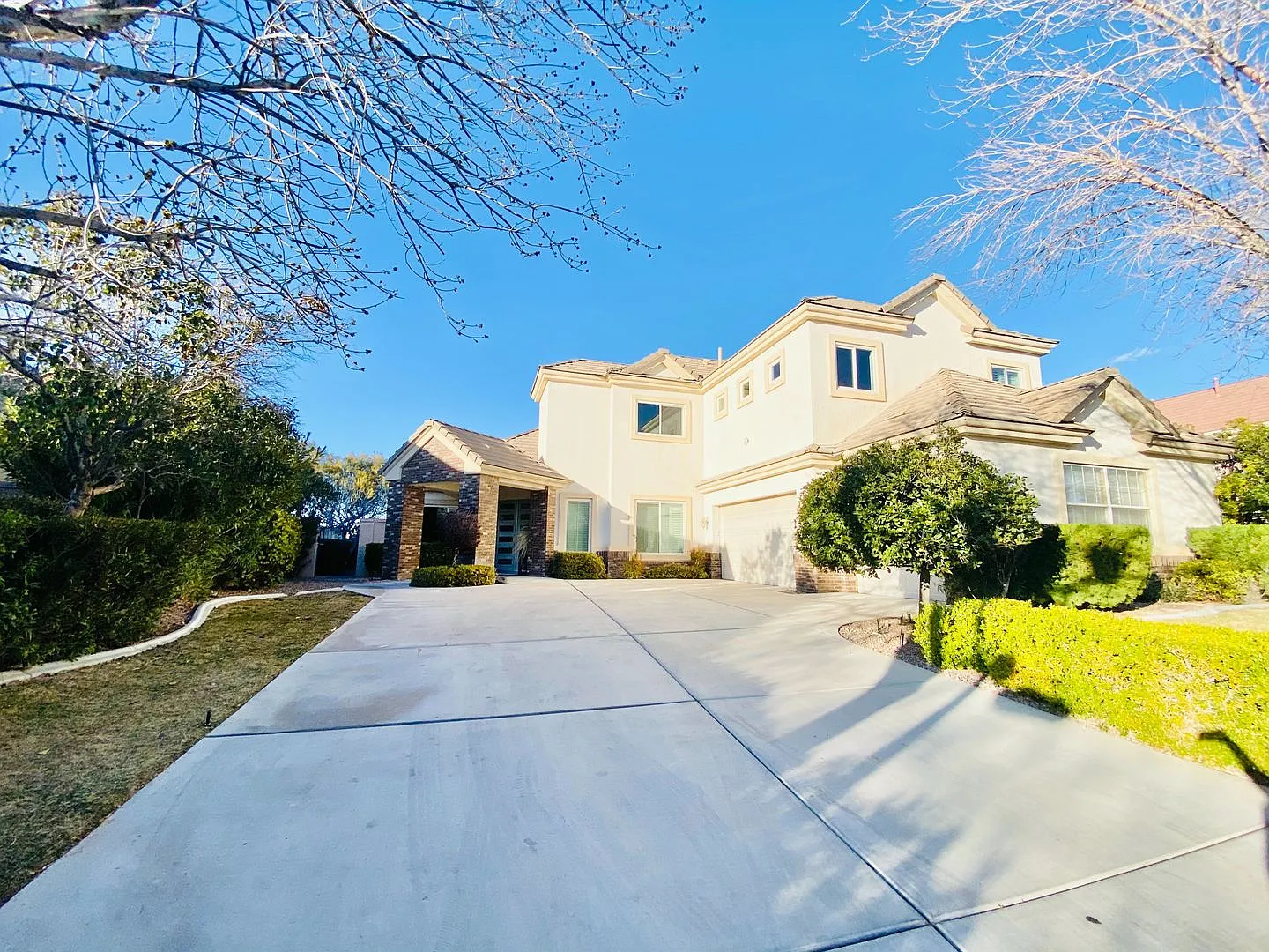 Beautiful 2 Story home in Queensridge guard gated community with spacious 5 bedrooms & 4 bathroom... — Photo 2
