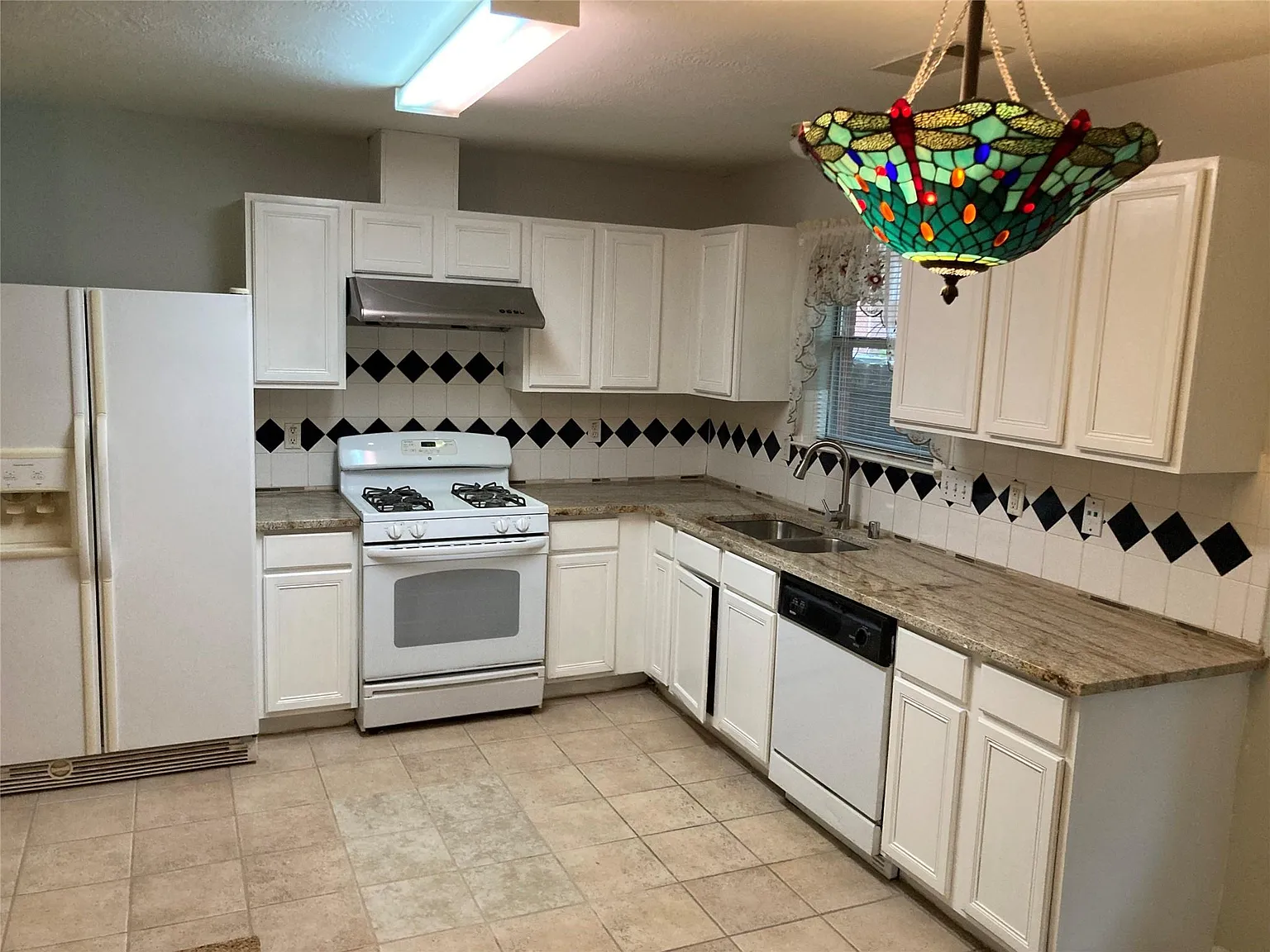 3 bed, 2.0 bath, 1912 sqft, $2,000 — Photo 4