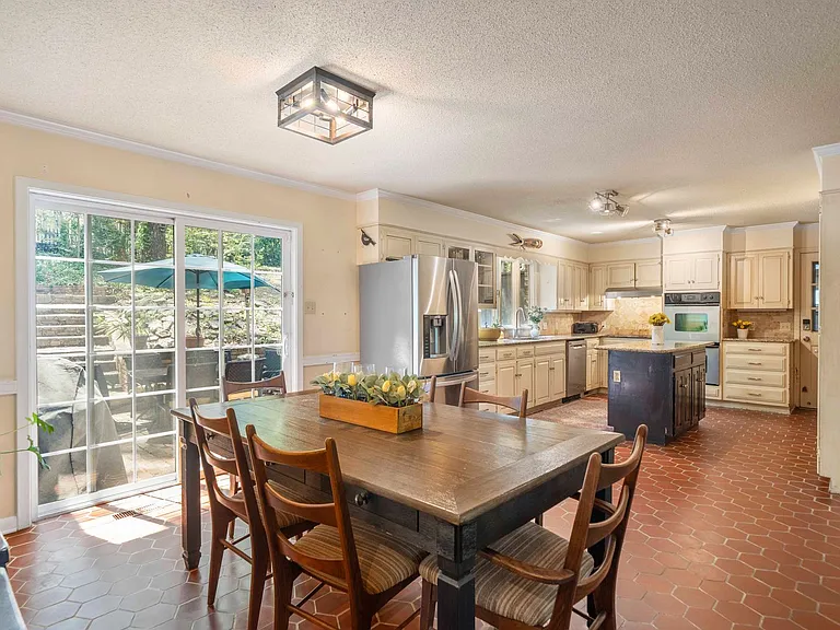 112 Leigh Cir — Photo 11