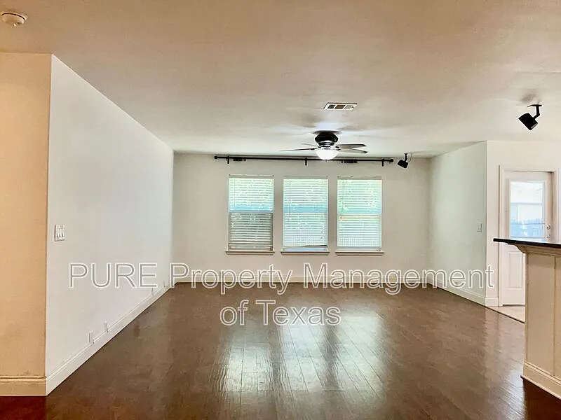 3 bed, 2.0 bath, 1813 sqft, $1,900 — Photo 3