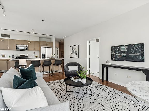 3rd image of 653 N Kingsbury St APT 1203