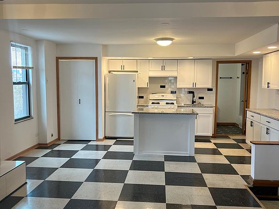 3rd image of 1313 W Grand Ave Front 4