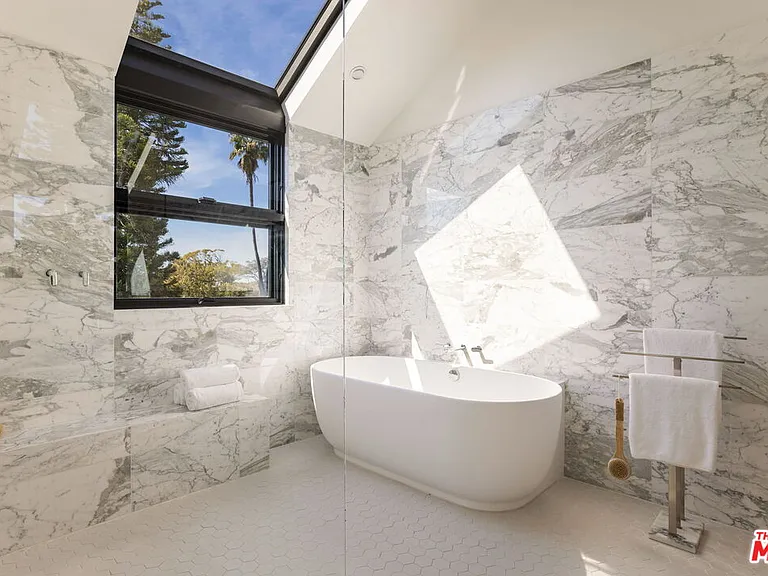 822 Superba Ave — Photo 30