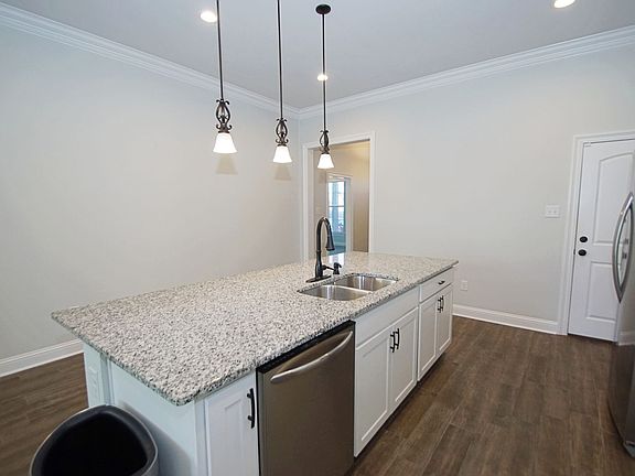 5th image of 915 Hackberry Dr