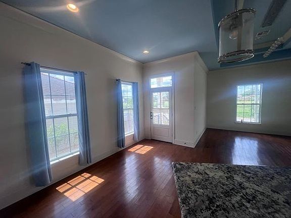 5th image of 627 Gordon St